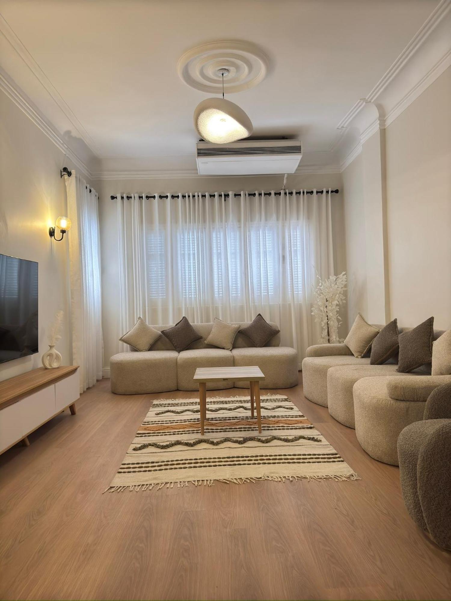 Elegant In Lively Zamalek Appartement *