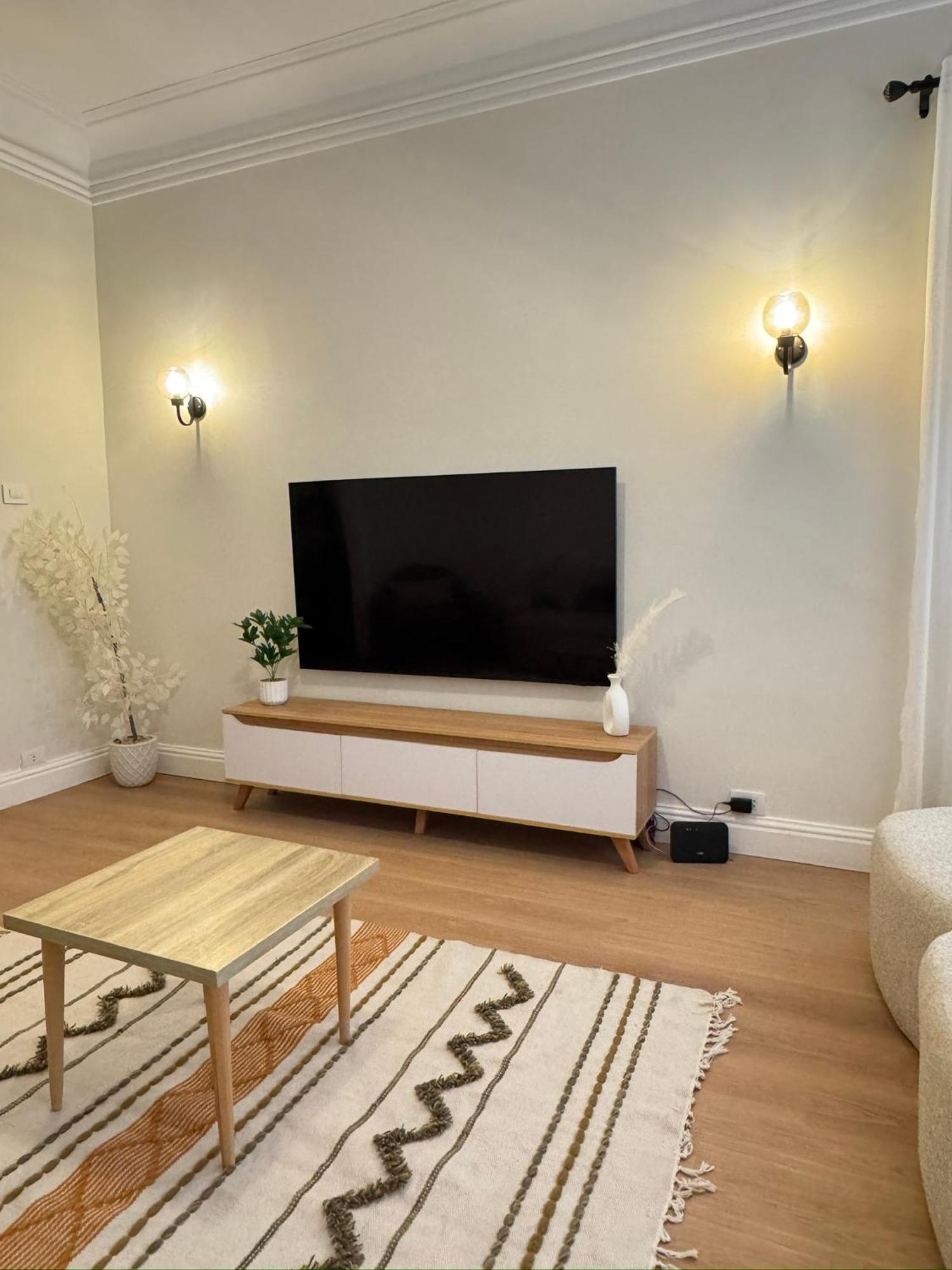 Elegant In Lively Zamalek Appartement