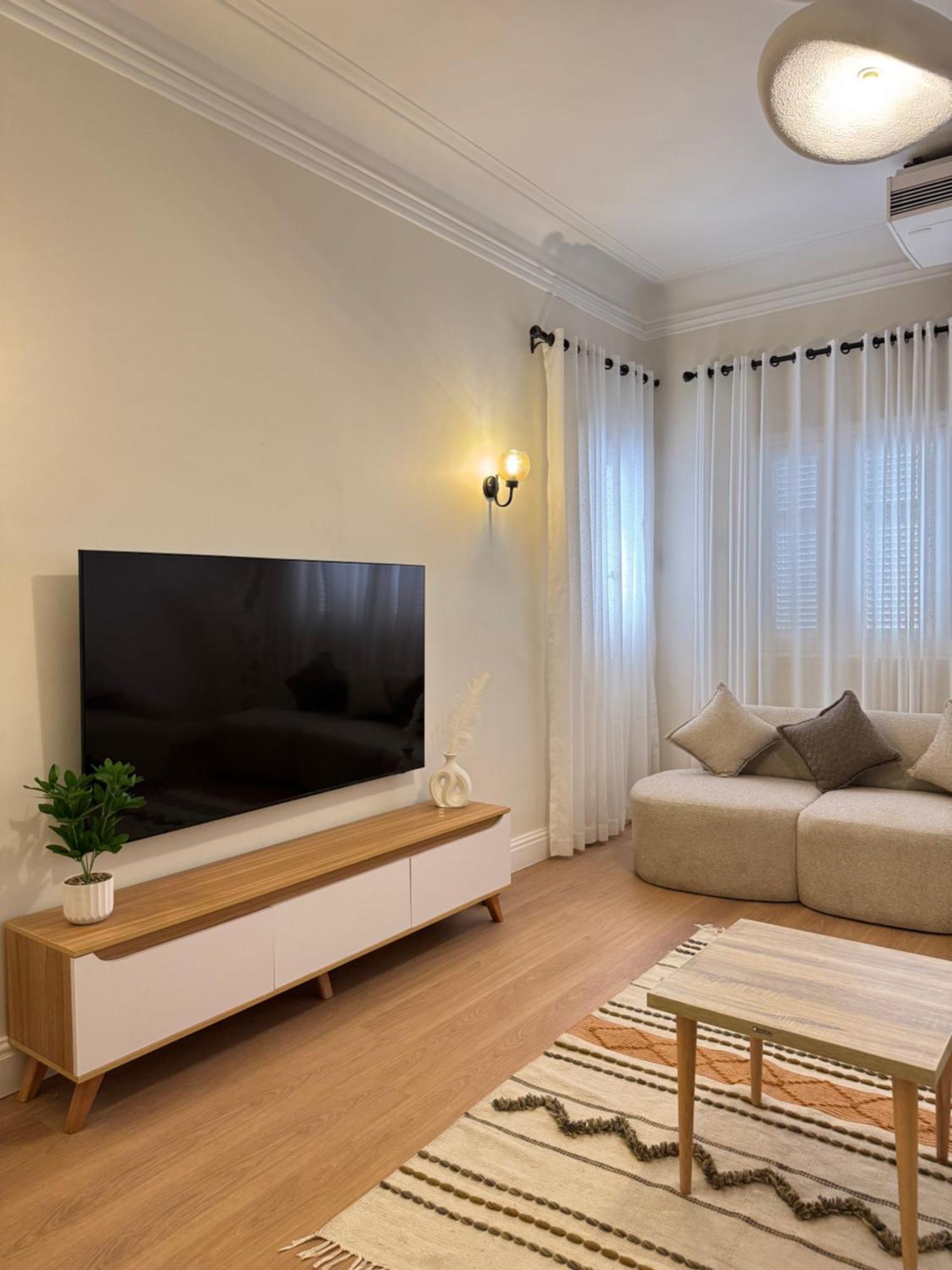 Elegant In Lively Zamalek Appartement *
