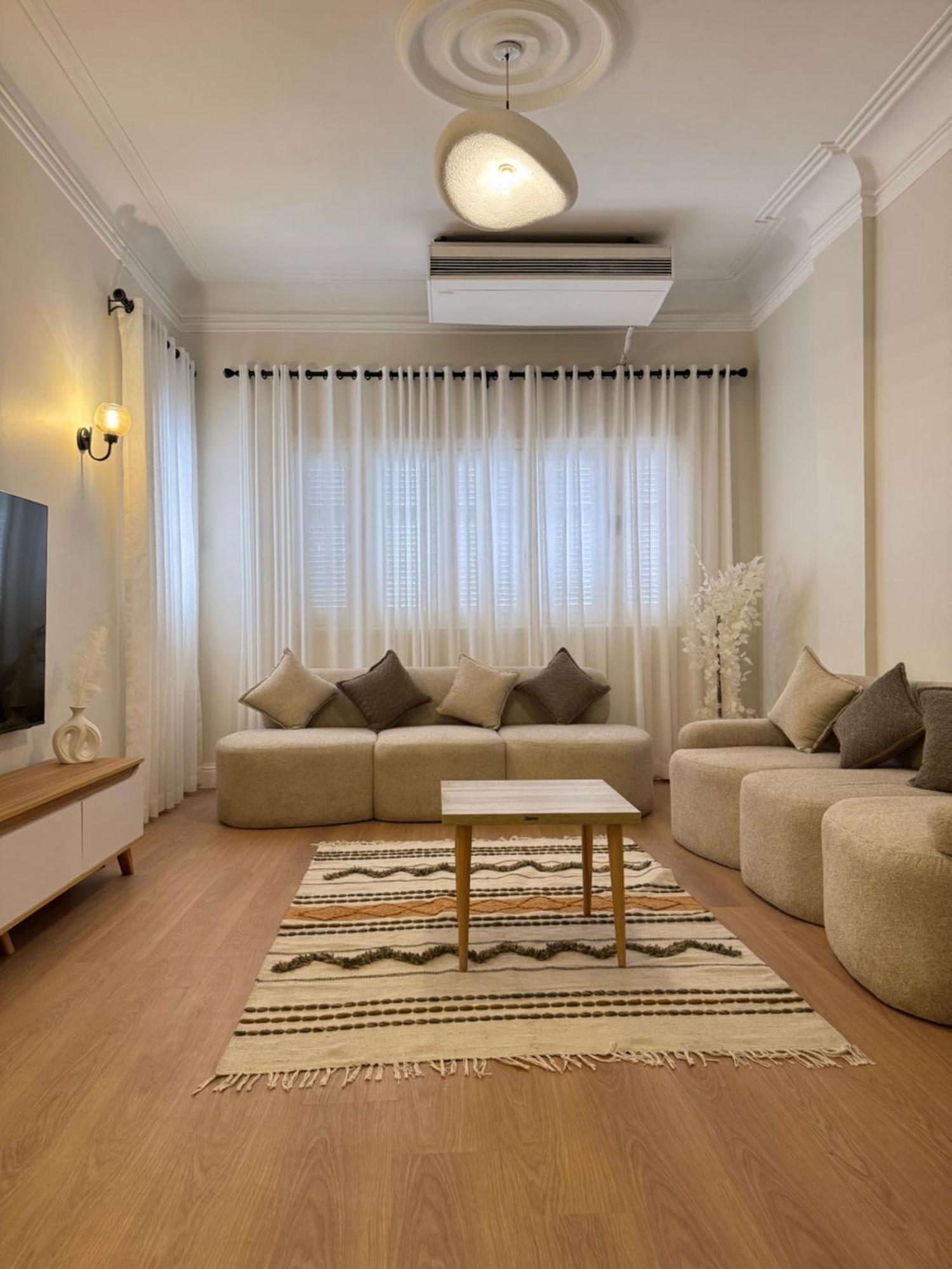 Elegant In Lively Zamalek Appartement Le Caire